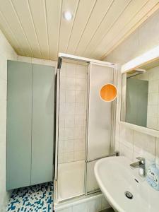 y baño con ducha y lavamanos. en Allgäu Living - 46sqm, en Oberstaufen