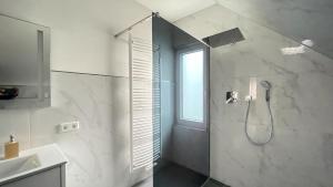 ein Bad mit einer Dusche und einem Waschbecken in der Unterkunft Leben & Wohnen in einer historischen Villa in Bad Oeynhausen