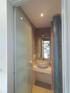 een badkamer met een wastafel en een spiegel bij Belleview in Roquebrune-Cap-Martin