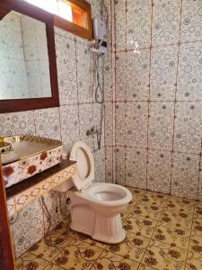 y baño con aseo, lavabo y espejo. en Phanyro Motel en Sen Monorom