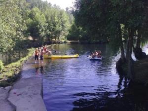 Vista de um rio perto da casa de hspedes
