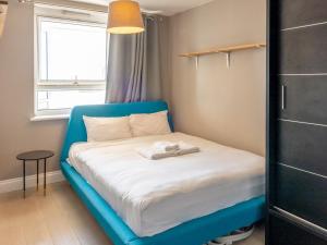 מיטה או מיטות בחדר ב-Pass the Keys - Stylish flat with view in West Central London