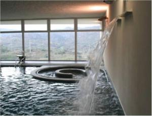 uma piscina com uma mangueira na gua em Residencial Morgado em Almeida