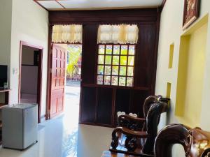 une chambre avec une porte et une chaise en face de celle-ci dans l'établissement Khách sạn Sao Mai, à Ben Tre