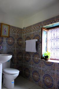 un bagno con wc e finestra di Riad Khmisa a Tétouan