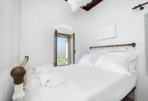 Rúm í herbergi á Serenity View - traditional village apartment
