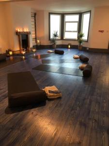 una habitación con una clase de yoga con personas en el suelo en Zen House By The Sea In Margate en Kent