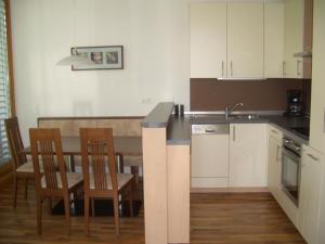 een keuken en eetkamer met een tafel en stoelen bij Appartement in Natz mit Terrasse, Garten und Grill in Naz-Sciaves
