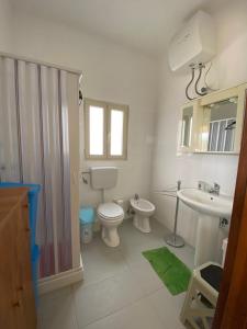 アヴォラにあるCasa Venereの白いバスルーム(トイレ、シンク付)