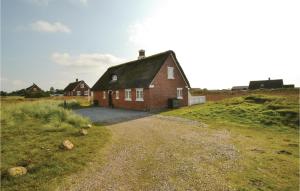 una casa sul fianco di una collina erbosa di Beautiful Home In Fan With Sauna a Sønderho