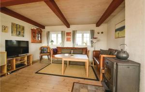 SønderhoにあるAmazing Home In Fan With 3 Bedrooms, Sauna And Wifiのリビングルーム(ソファ、テーブル付)