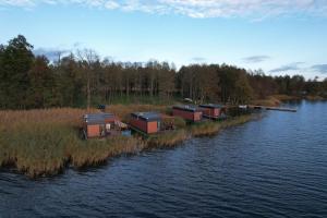 Fotografie z fotogalerie ubytování "B" Domki na wodzie Barczewko 2 z 4 domków v destinaci Barczewko + 21 fotografií