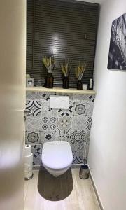 łazienka z białą toaletą i oknem w obiekcie Superbe appartement avec terrasse sur les toits w mieście Manosque +18 zdjęć