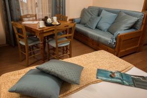 A seating area at Albergo Meublè Vecchio Scarpone