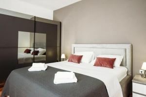 Un dormitorio con una cama grande con toallas. en Apartment Essenza, en Zadar