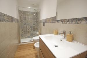 La salle de bains est pourvue d'un lavabo et de toilettes. dans l'établissement Etna Vibes Home, à Catane