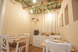 une salle à manger avec une table et des chaises ainsi qu'une cuisine dans l'établissement Etna Vibes Home, à Catane