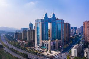 un grande edificio con torri alte in città di WorldHotel Grand Jiaxing Hunan a Changsha