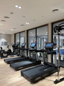 uma fila de passadeiras num ginásio com janelas em Onyx Palace DeLux em Batumi