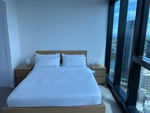 Voodi või voodid majutusasutuse Amazing views 60th level skytower 3 bedrooms toas