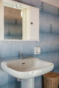 een badkamer met een witte wastafel en een spiegel bij Casa Verdi Colli in Montecastrilli