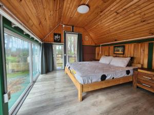 烏雷基的住宿－House & Yard Sesil S 70m to beach，木屋内的卧室配有一张床