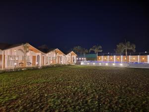 VITS Daman Devka Beach外面的花园