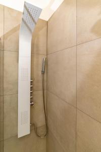 een douche met een douchekop in de badkamer bij Casa Verdi Colli in Montecastrilli