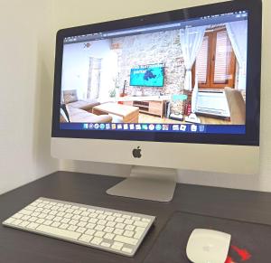 Televízia a/alebo spoločenská miestnosť v ubytovaní XY Suites - Design Apartments