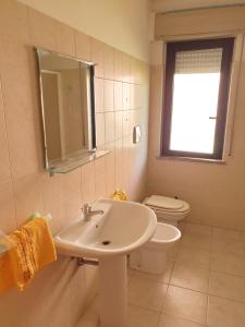 un bagno con lavandino e WC di Residence Adriatico a Silvi Marina Altre 127 foto