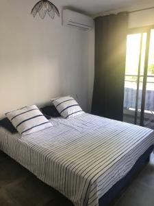 ein Schlafzimmer mit einem großen Bett mit zwei Kissen in der Unterkunft Leu Girembelle in Saint-Leu
