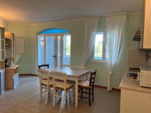 Zdjęcie z galerii obiektu APPARTEMENT SCOPA - Plage à pied - vue mer w mieście Conca