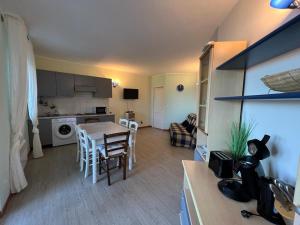 Zdjęcie z galerii obiektu APPARTEMENT SCOPA - Plage à pied - vue mer w mieście Conca