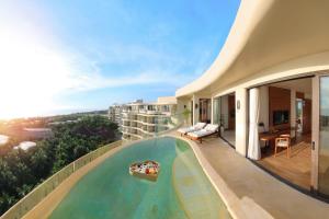 - un balcon avec une piscine au-dessus d'un bâtiment dans l'établissement Ana Mandara Cam Ranh, à Cam Ranh