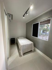 una camera da letto con un letto, una finestra e una televisione di Casa Top Vilas a Lauro de Freitas Altre 14 foto