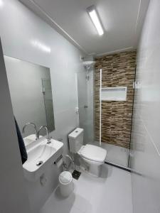 un bagno con wc, lavandino e doccia di Casa Top Vilas a Lauro de Freitas