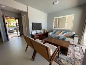 - un salon avec un canapé et une table dans l'établissement Casa Top Vilas, à Lauro de Freitas