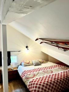 Tempat tidur dalam kamar di Chalet cosy avec vue dégagée