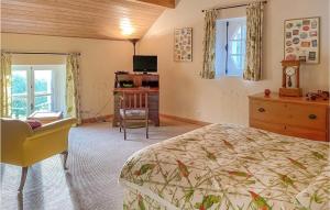 - une chambre avec un lit et un bureau dans l'établissement Amazing Home In Conflans Sur Anille With Sauna, à Conflans-sur-Anille