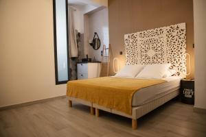 - une chambre avec un lit et un grand miroir dans l'établissement Villa des 3 sables, CAPUCIN, à Étang-Salé les Bains