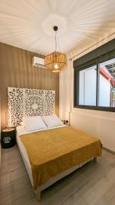 - une chambre avec un grand lit et un lustre dans l'établissement Villa des 3 sables, CAPUCIN, à Étang-Salé les Bains