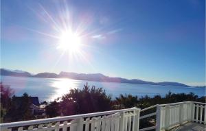 Una vista del agua con el sol en el cielo. en Two-Bedroom Apartment In Strandvik, en Dalland