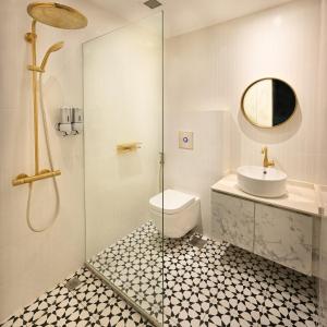 uma casa de banho com um WC e um lavatório em Dream Chaser Boutique Capsule Hotel em Singapura