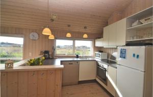 Kuchyň nebo kuchyňský kout v ubytování Amazing Home In Vggerlse With Sauna