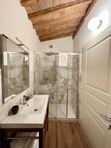 Koupelna v ubytování Locanda Dell'Oleificio + 37 fotografií
