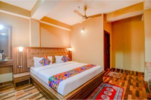 ein Schlafzimmer mit einem großen Bett in einem Zimmer in der Unterkunft FabHotel The Grunge in Gangtok