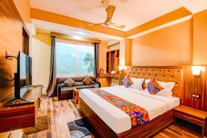 Habitación de hotel con cama y TV en FabHotel The Grunge, en Gangtok
