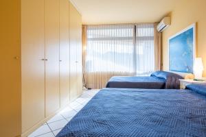 una camera con un letto e una finestra di 100 metri dal mare a Lido di Camaiore