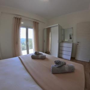 een slaapkamer met een groot bed en handdoeken bij Dream House 
