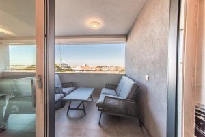 d'un balcon avec une table, des chaises et une fenêtre. dans l'établissement Apartment Bella, à Zadar